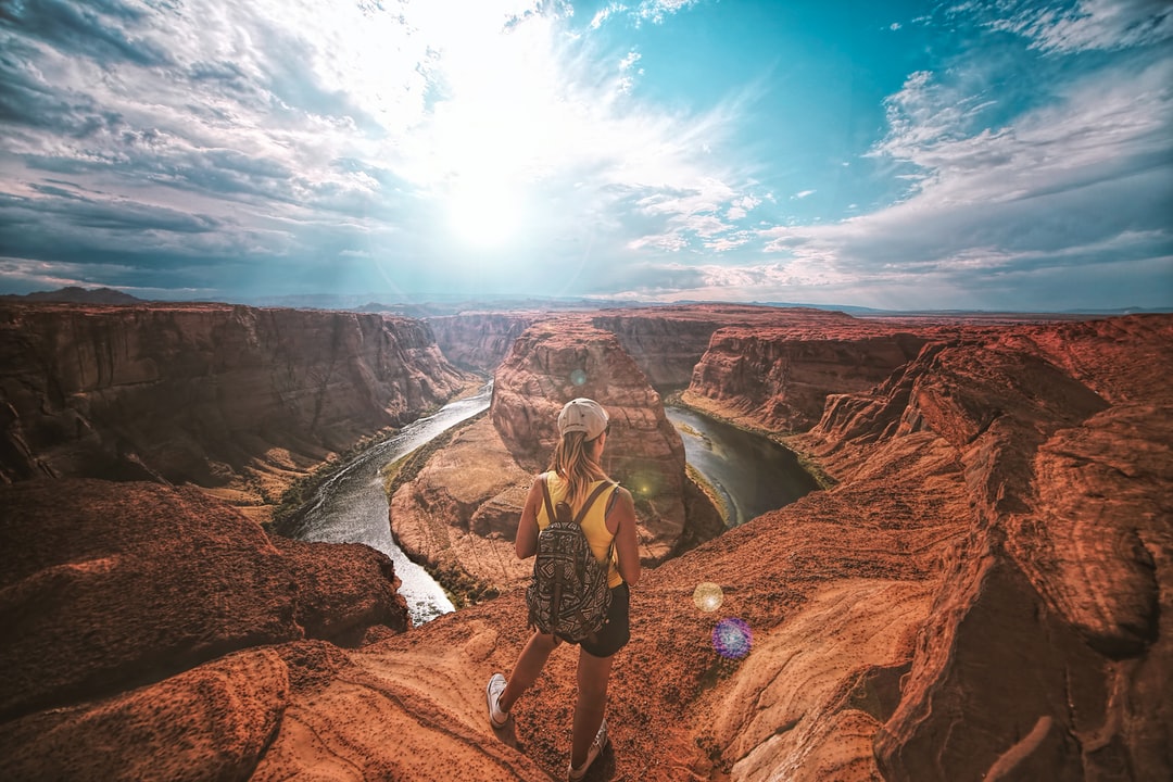 Voyageur face à un grand canyon au soleil